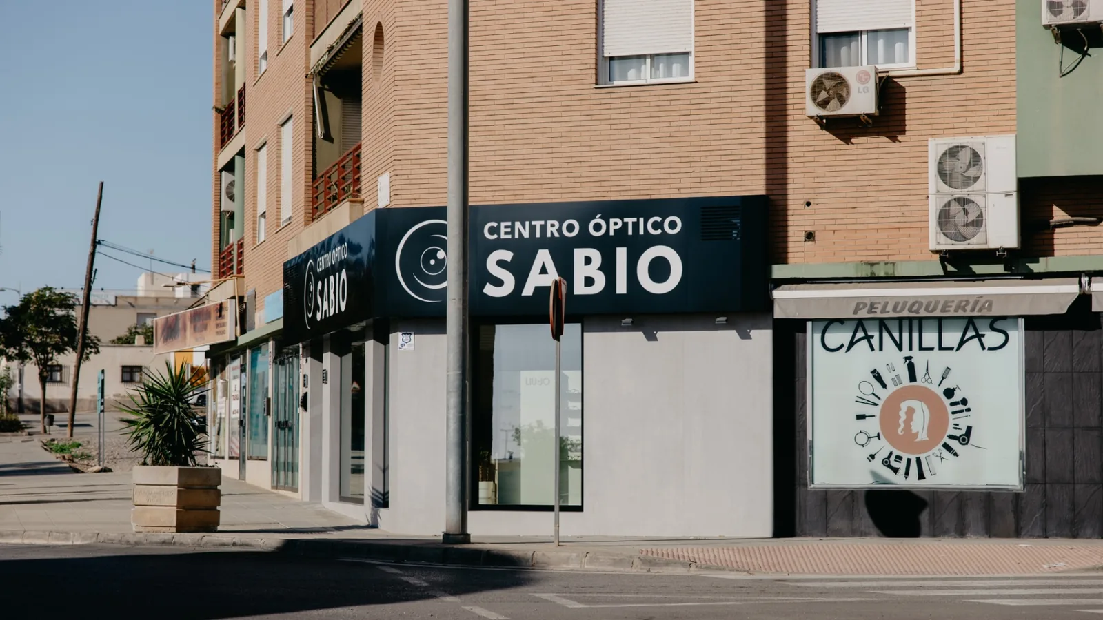 Fachada del Centro Óptico Sabio en el Bulevar Ciudad de Vícar, La Gangosa